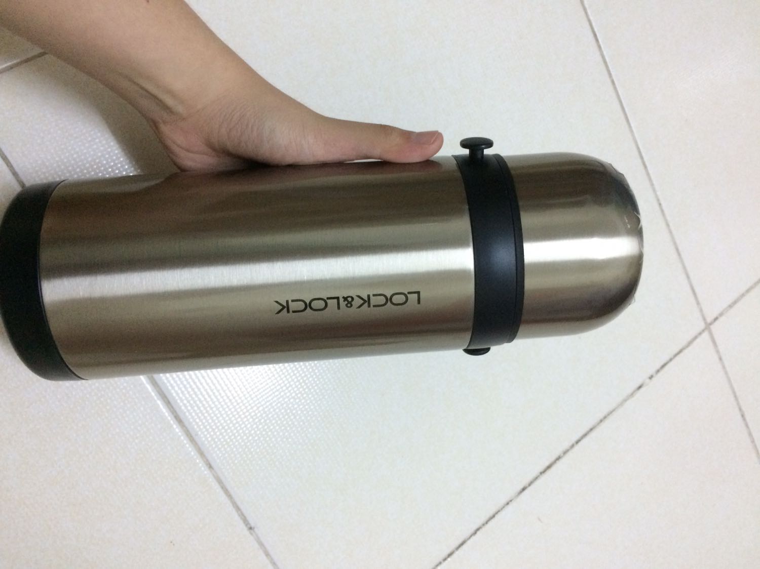 Hàng xịn sò nha mn ơi: bình to gần cả lít ^^, chắc tay, có nắp rót nước uống, có quai xách, giữ nhiệt đc gần như cả ngày luôn nha mn ơi. Hàng của Tiki không làm em thất vọng nha mn ơi! Tiền nào của đó thôi ạ! Chúc Tiki ngày càng phát triển ạ!