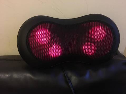 Không biết mọi người thế nào chứ mình ngồi làm việc máy tình nhiều, nhiều hôm ngồi cả ngày đau ê ẩm cả người chả muốn làm gì lại còn không ngủ được. Vì thế mình lên mua gối này về dùng thử, thấy đỡ hơn nhiều. Cứ đi làm về lấy ra dùng thì thấy thoải mái, trước khi ngủ thì cũng lấy ra dùng, dễ ngủ hơn hẳn mà nó tự tắt nên chả sợ hỏng hay chập điện gì cả. Sản phẩm tốt mọi người ạ