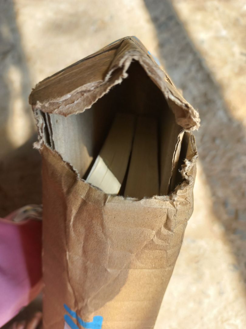 mới nhìn thấy hộp hàng như thế này thì hú hồn thiệt chứ nhưng mà rất may là hàng còn nguyên vẹn không bị móp méo gì hết nhưng mà đây là lần thứ 2 mình mua sách ở tiki thật sự thất vọng vì lúc nào k bọc chống sóc gì hết á như vậy thì rất dễ bị móp méo hàng.