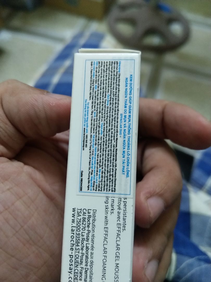 Chất lượng rất tốt so với giá. Các nút bấm không chỉ nhạy mà hành trình ấn cũng cho phản hồi rất tốt. Tiếng tách tách khá đã tai, nhưng nếu chung phòng với người khác sẽ hơi khó cày game khuya. Các nút phụ rất thuận tay bấm và dễ lập trình chức năng qua phần mềm Logitech Hub. Con lăn chuột bằng kim loại, tránh tình trạng hư, chảy, dính của lăn cao su sau thời gian 1 năm sử dụng như G102 một cách triệt để. Bình thường con lăn sẽ theo từng nấc, bấm nút mở khóa nấc thì chuột sẽ lăn như vô tận, rất tiện cho việc duyệt tin nhắn cũ, dò timeline *** hoặc các trang văn bản khổng lồ. Ngoài cuộn trang lên xuống thì con lăn giữa còn có thể nghiêng trái phải để cuộn ngang. Mặc định chuột cũng khá đầm tay. Nếu cần kiểm soát tốt hơn có thể gắn thêm tạ ở phần dưới chuột (tối đa thêm 5 tạ, mỗi tạ 3.6g). Nắp mở để đặt tạ dùng nam châm tốt để đóng nên rất dễ gắn tạ nhưng vẫn đảm bảo ko rớt trong quá trình dùng. Mắt đọc vô cùng chính xác. Mình rất hài lòng với sản phẩm. Mình nhận chuột thấy trong hộp đóng gói có kèm tuýp kem trị mụn???  không biết là do đâu vì lúc mua là Black Friday nhưng lại không thấy thông tin khuyến mãi gì liên quan đến tuýp kem đó cả.