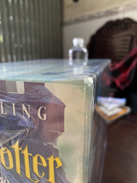 Một trong những lý do mình không thích mua hàng trên Tiki là đóng gói cực ẩu. Đối với boxset các bạn đóng gói phải bảo vệ các góc vì boxset cực kỳ dễ bị hỏng, móp, méo góc. Boxset Harry Potter này khá đắt nên mình rất bức xúc.