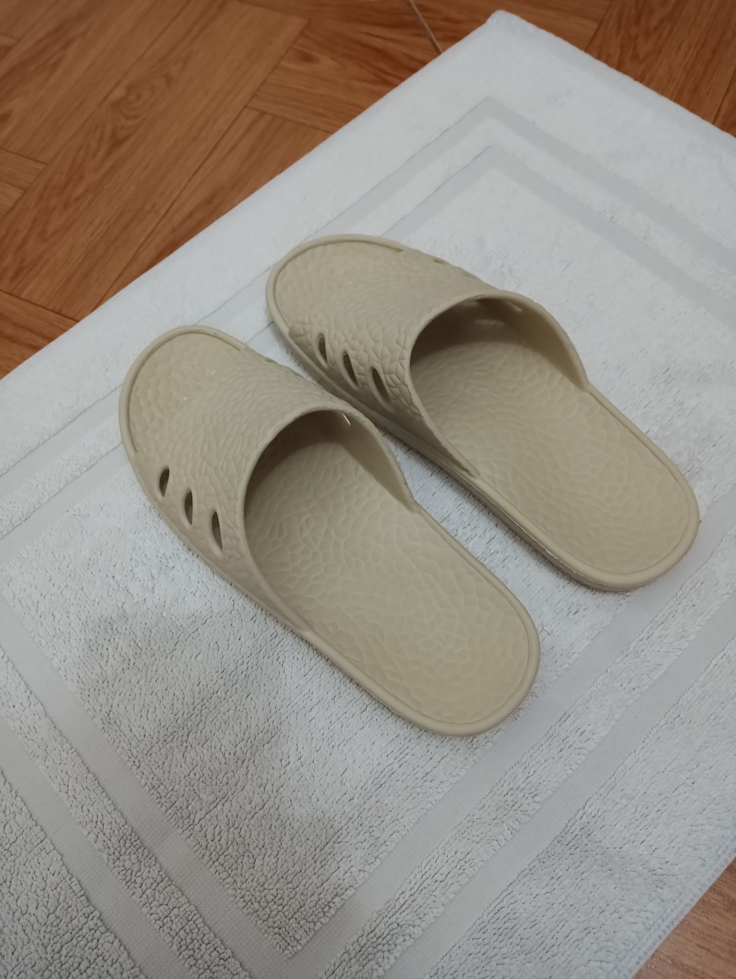 Dép đi êm, không có mùi hôi, nếu giảm giá sẽ mua thêm