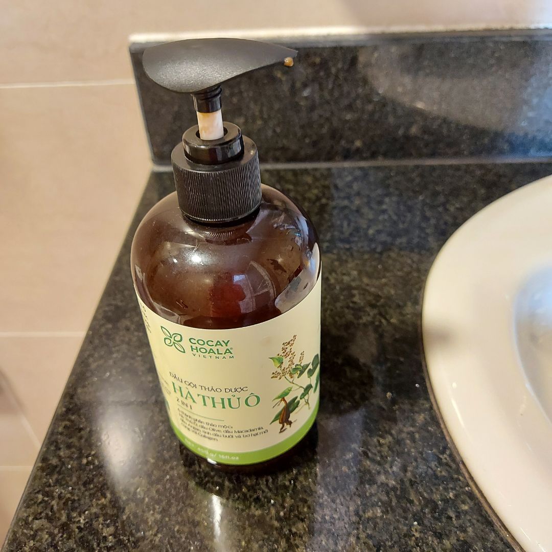 Dầu gội có mùi thơm tự nhiên, nhẹ nhàng, mình rất thích. Tóc mình rất nhanh bết, chỉ cần gội hôm trước, hôm sau tóc đã bết lại rồi và rất ngứa da đầu. Nhưng từ khi gội dầu này tóc suôn, mềm, gội 3 ngày vẫn không bết, không bị ngứa. Còn có hiệu quả với tóc bạc không thì phải chờ thời gian nữa mới kiểm chứng được.