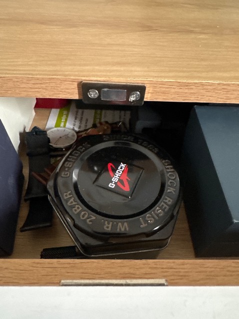 Dán cũng dính nhưng nếu muốn chắc hơn thì phải bắt vít đi kèm, trường hợp cửa đứng thì chắc không cần do tủ mình để đồng hồ hơi nặng