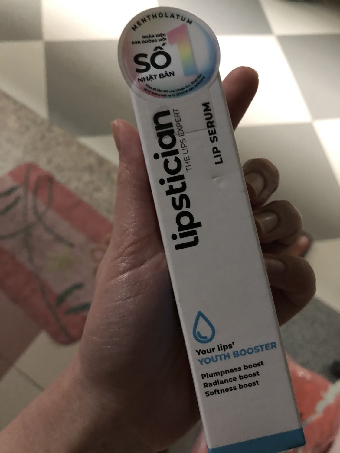 Lần đầu ấn mãi phải ấn liên tục 5’ mới thấy ra kem ấy :(( ko hiểu sao loại này đắt thế nhỉ mình bôi thấy khô môi ko có tác dụng lắm @@ Lần đầu ấn mãi phải ấn liên tục 5’ mới thấy ra kem ấy :(( ko hiểu sao loại này đắt thế nhỉ mình bôi thấy khô môi ko có tác dụng lắm @@