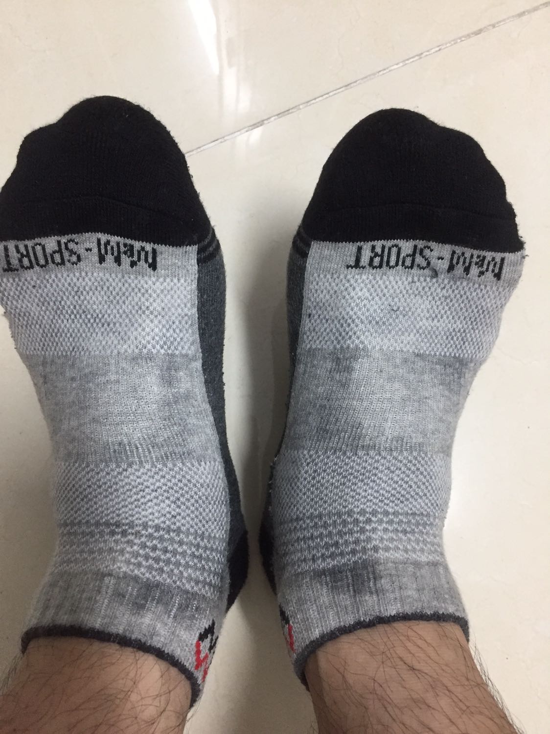 Sản phẩm như mô tả. Giao hàng đúng hẹn. Đóng gói cẩn thận. Giá rẻ hơn niêm yết. Đã thử đi chơi thể thao rất êm và ôm chân. Ủng hộ sản phẩm của shop. Sẽ mua thêm để tặng.