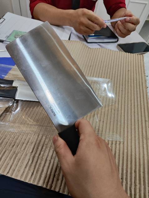 Bén, cầm cũng chắc tay, nhưng khá nhẹ. Độ sắc rất tốt, có điều có nhanh cùn không thì ko rõ