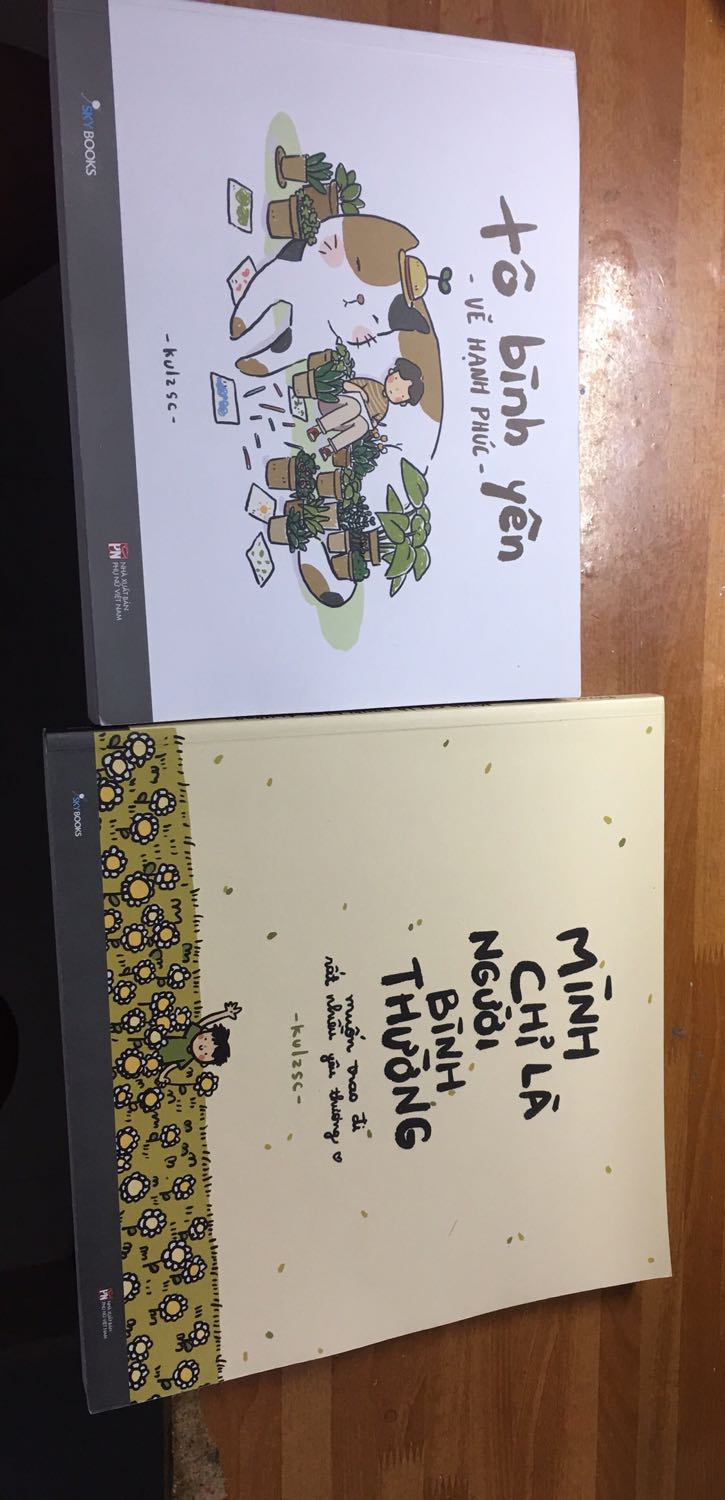 Nét vẽ của anh này mình mê lâu rồi mà bây giờ mới mua đc, trang sách giày (có thể tô màu chì, màu dạ, màu nước), nét vẽ cute, rõ nét. "Tô bình yên vẽ hạnh phúc" thì nghiêng về tô nhiều hơn và phần truyện cx ít hơn. "Mình chỉ là người bình thường" kết hợp cả tô màu, vẽ, viết, trang trí, tương tác (dán ảnh, thêm chi tiết, viết ước mơ hay các điều khác) và cốt truyện đa dạng (như là nhật kí của tác giả khi còn đi du học, đã về VN và các bài học hữu ích). Dù sao 2 quyển này mình rất mê và hợp ý mình. Shop đóng gói kĩ lắm, giao hàng hơi lâu (đặt 11, 18 giao) mà ko sao, chắc do dịch bệnh nên bỏ qua cho shop 5*.