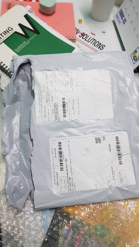 Mình khui bằng kéo cắt bên hông mở ra thì bìa sách bị rạch 1 đường, cong góc