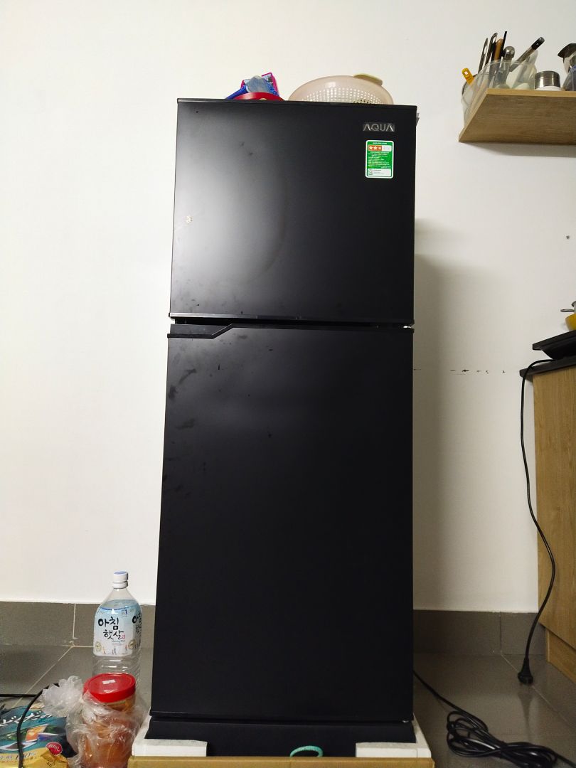 Sản phẩm không có thông tin điện năng tiêu thụ, cần mua gấp nên k thể nhắn tin hỏi tiki được, mua r mới biết mộtnngayf nó tiêu thụ hết 2kí điện, khá tốn điện. Mua hàng black friday nên giá rẻ hơn thị trường, chưa tới 3.3tr. Hàng nhận được bề ngoài đen bóng khá đẹp, lần đâu tiên sử dụng tủ lạnh nhỏ xíu như vậy, bề ngang 46.5cm, cao khoảng 121.5cm. Cửa của ngăn đông có khay khá nhỏ và cạn, nhựa màu trắng, không phải đen như web đăng tải, bên phải tủ có qr code *** bảo hành điện tử, chưa kích hoạt.