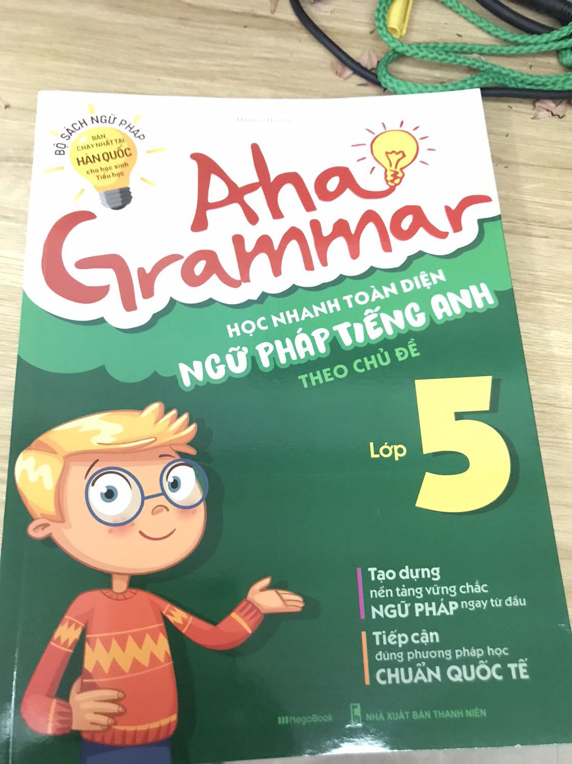 Các bậc phụ huynh nên mua cho con em mình quyển này. Rất dễ hiểu, nhiều hình ảnh in màu đẹp, tiếng việt vừa đủ để trẻ con tự đọc để hiểu.