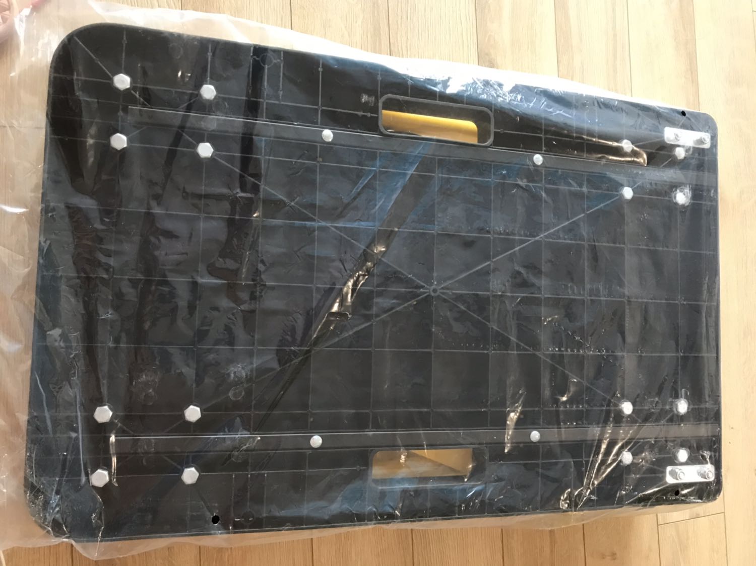 Hàng giao đúng hẹn, nhanh. Sản phẩm trông bề ngoài đẹp, chắc chắn, đường nét, cho tiết sắc sảo, có vẻ đúng là hàng chính hãng. Chưa sử dụng nên chưa biết có bền không nhưng nhìn bề ngoài và kết hợp với hãng sản xuất là hãng của Mỹ (dù vẫn SX ở TQ) thì cũng hi vọng và tin tưởng hơn là mấy hãng vô danh của tàu với Nhật rởm

GÓP Ý: Nên có luôn cái cờ-lê để khách hàng lắp cho tiện. Chả đáng bao tiền mà KH sẵn sàng trả thêm. Giờ lại mất công đo kích thước rồi lóc cóc đi tìm hàng sắt mua cờ-lê đúng cỡ mới lắp vào được, rất là bất tiện