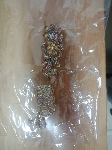 Kẹp tóc như hình nhưng phần kẹp hơi nhỏ, không phù hợp với người tóc dày và nhiều. Nhà bán đóng gói kỹ, Tiki giao hàng nhanh