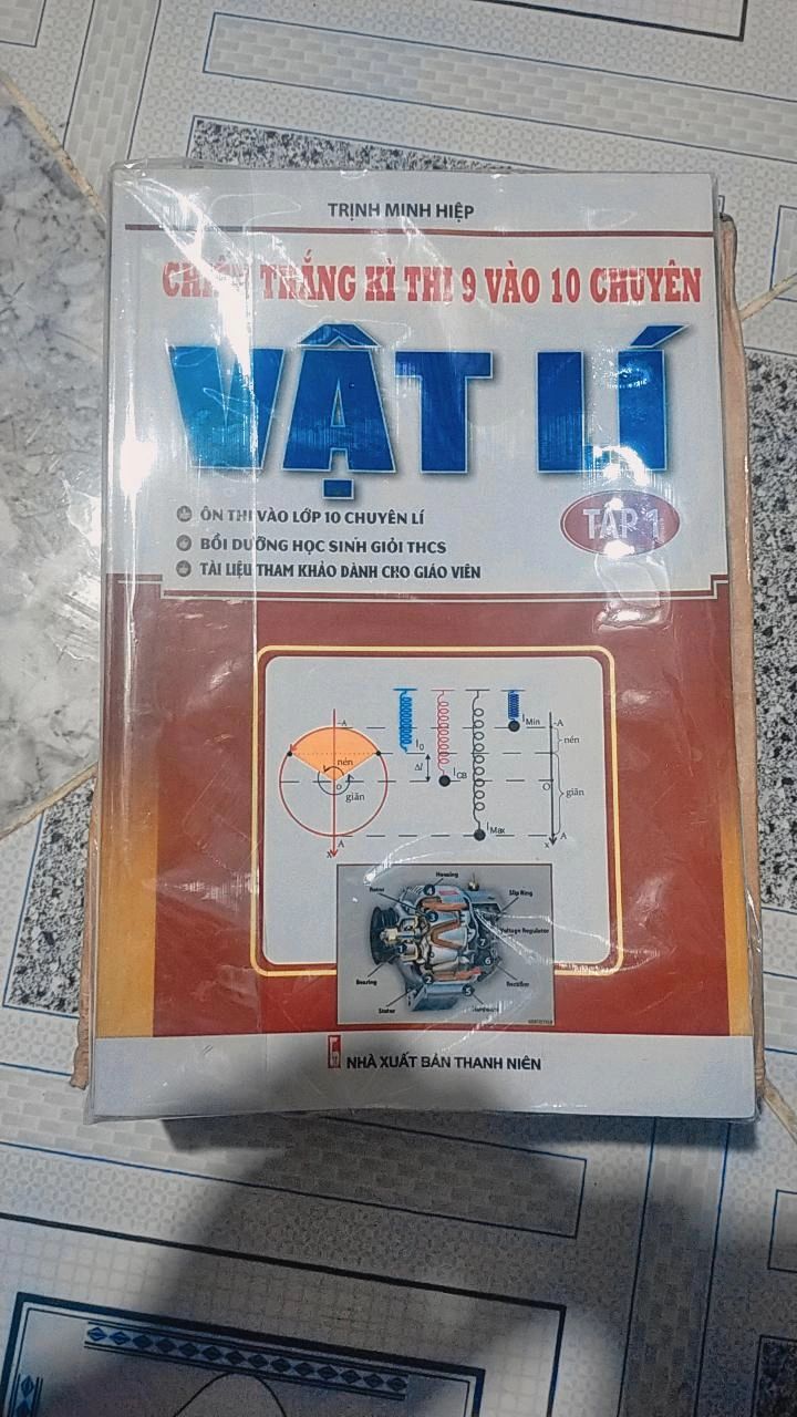 Đóng gói rất là kỹ luôn , một lớp bọc bên trong sách và một cái hộp bên ngoài , khi nhận sách cực kỳ mới và đẹp , không móp méo gì hết . Giá rẻ hơn trên bìa rất nhiều nè . Nội dung sách cực kỳ phù hợp để ôn thi luôn , cực kỳ chi tiết và sách rất dày ( ban đầu xem ảnh mình chỉ nghĩ sách mỏng thôi, ai dè sách dày lắm 534 trang lận ) . Chỉ có đều chữ in hơi nhỏ xíu , nhưng vẫn chấp nhận được và xem được nha . Nói chung , hãy đầu tư để mua quyển này đi vì nó rất đáng ❤