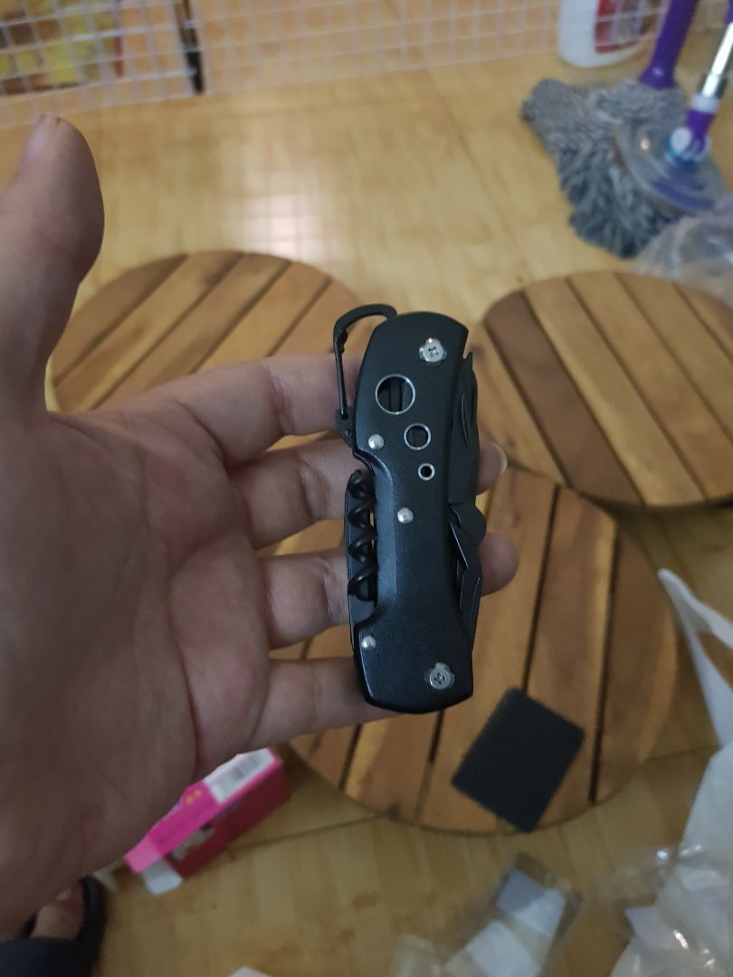 nhìn khá chắc chắn nhưng lại ko được bén,  có cái kéo dễ xương xương nhưng ko cắt được.  dao cũng ko bén lắm.