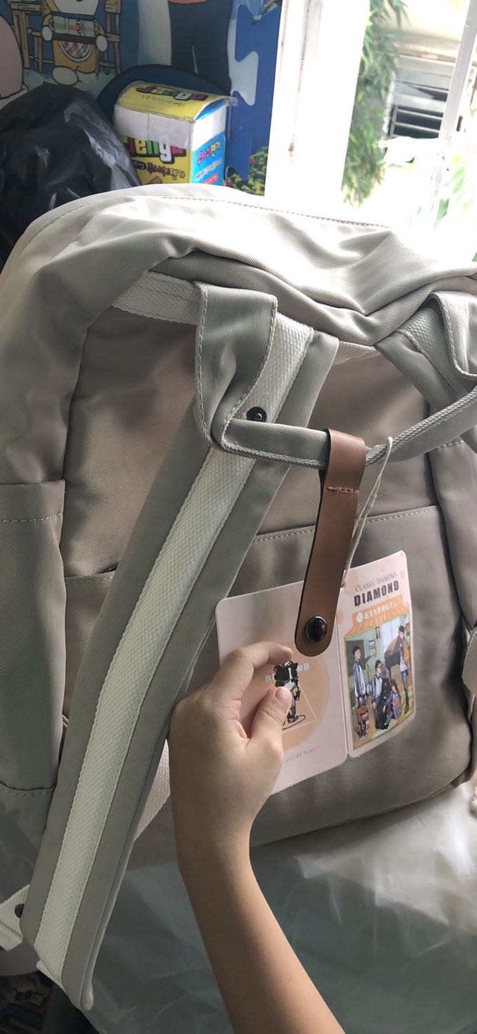 Cặp đúng như hình, có tem hãng Classic diamond. Dây kéo trơn, màu đẹp như hình chụp, màu kem sợ dễ dơ quá :(