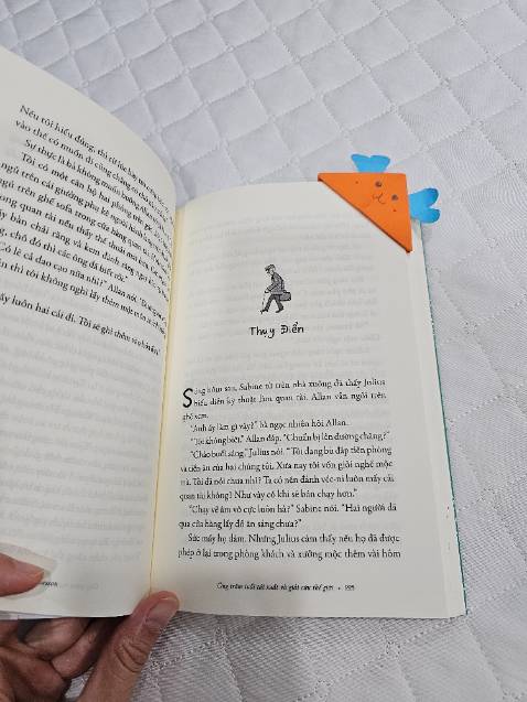 Văn phong rất "cà chớn" đúng kiểu hài hước thông minh của tác giả. Dịch giả truyền tải được tinh thần của sách. Chính trị, xã hội của thế giới hiện đại được nhìn dưới góc nhìn khác. Quyển sách này như 1 mẩu truyện cười tinh tế, hiện đại rất phù hợp để đóng vai như là một khoảng nghỉ giúp hồi phục sau khi đọc những quyển khó nhằn .
Không có gì để chê, nhưng nếu đã đọc phần 1 thì phần 2 có vẻ hơi đuối, hơi nhẹ cân.
Tiki giao hàng nhanh, book care đầy đủ. Sách in màu sắc đẹp, rõ nét, bố cục vừa vặn.