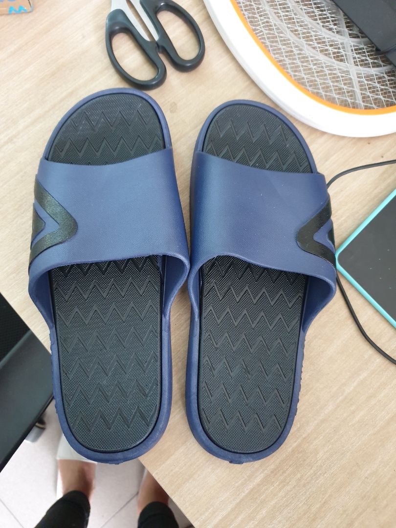 mua màu trắng mà shop giao màu xanh. lúc trc mình có mua loại này ngoài chợ giá cao hơn nên chắc ko phải loain này. dép này size 43 nhưng nhỏ hơn loại kia. cứng ngắc chứ ko mềm như loại mình mua hay hình trên quảng cáo. rất thất vọng.