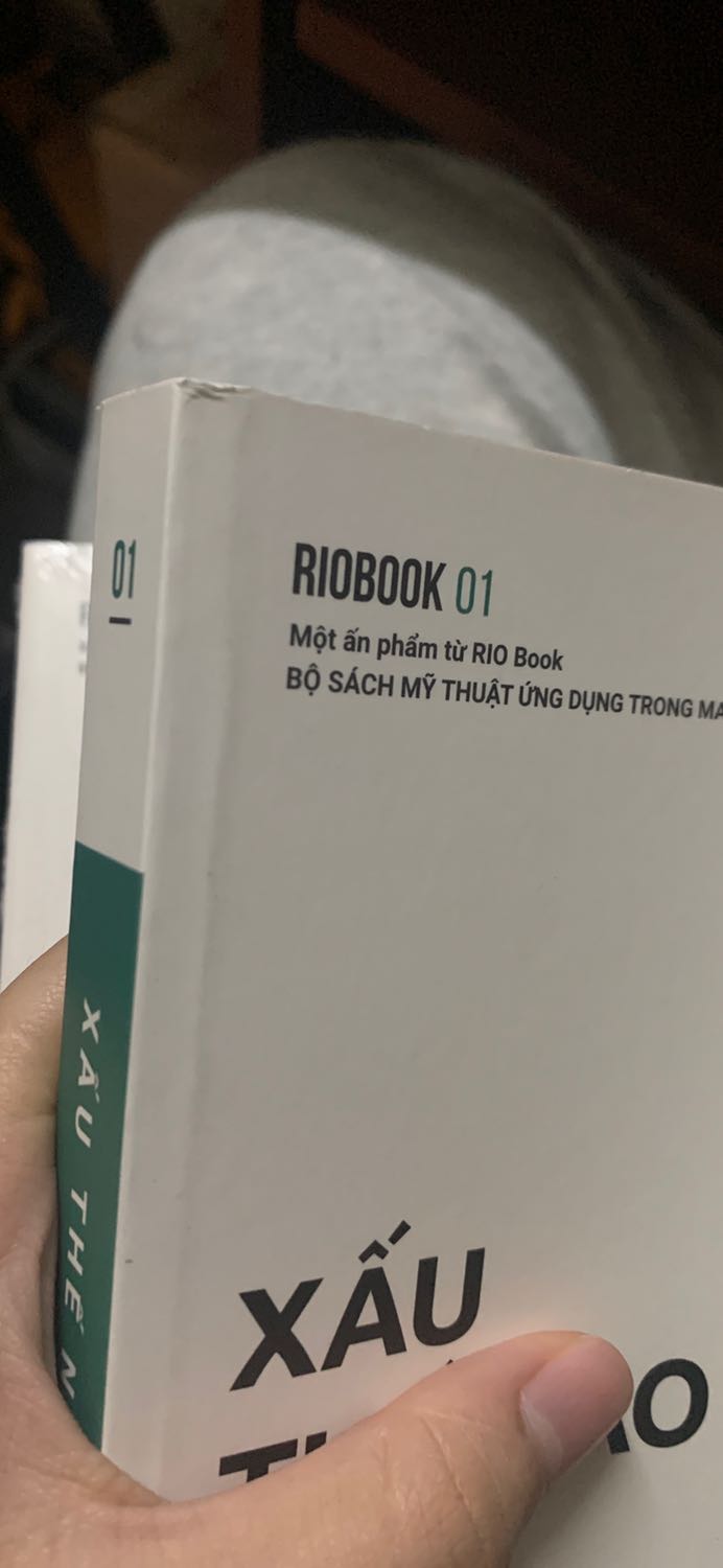Sách giao nhanh, 1 quyển thì được bọc seal đầy đủ còn một quyển lại bị cong, trầy và trông bị bụi bẩn. Lúc ship đến thì hộp đồ cũng bị ướt, sách cũng chỉ bị hơi ẩm một chút
Hy vọng lần sau mình đặ sách sẽ không bị nhận sách trông như cũ thế này !!