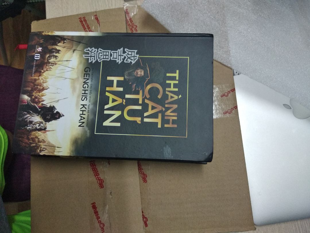 đầu tiên mình nhận đc quyển như hình, gãy góc bìa cứng rất ức chế, và mình đã liên lạc tiki đổi trả, nhưng do bên cung cấp là fahasa nên quá trình đổi trả đc thông báo hơi chậm, nhưng đến tận 3 tuần liền , gần 1 tháng trời mình ms đc nhận quyển khác, cx ko đẹp hơn mấy, chán. được cái fahasa bọc sách cẩn thận nhưng mag sách gãy bìa rồi, bọc cẩn thận cx chả tác dụng gì. Mình chỉ đánh giá 0.5 sao về lần mua sách này