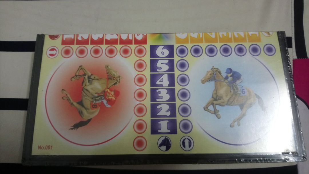 Bộ này hơi nhỏ cho nhà nào muốn mua về chơi cả nhà nha, với mình thì bé xinh cũng ok. Hộp đựng là đường đi cho mấy quân cờ, mấy quân cờ thì bằng nhựa, cầm cũng chắc tay, xí ngầu có vài cái hơi lem nhưng mà đổ cũng ổn.