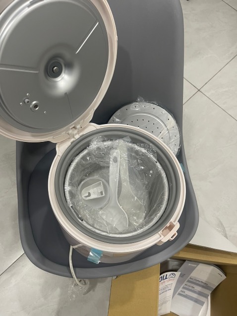 Giao hàng cực nhanh ( 1h30 phút nhận được hàng tính từ thời điểm đặt). Hàng chính hãng có phiếu bảo hành và hướng dẫn sửa dụng tiếng việt. Đóng gói đẹp, nhân viên giao hàng thân thiện, nhiệt tình. Cảm ơn điện máy Sài Gòn, lần sau nhất định sẽ ủng hộ Shop nhiều hơn.