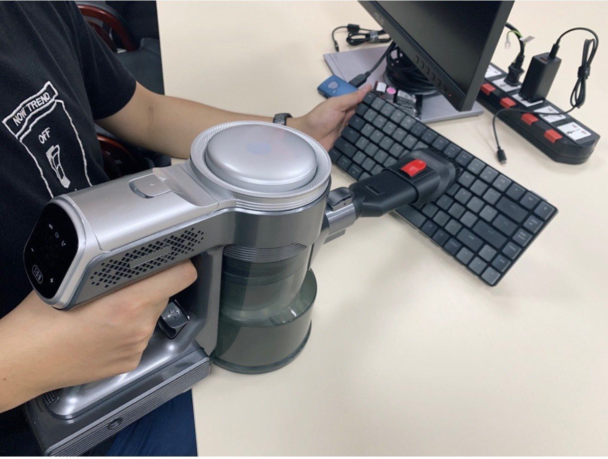 Giải phóng sức lao động quá trời luôn ạ 😪. Lau bằng nước thì bao sạch, tóc lông thú cưng, bụi bẩn hút rất sạch. công nhận hút lau ra mới thấy nhà quá bụi quá dơ luôn. Máy không quá nặng cầm không bị mỏi. Ưu điểm mà cũng là nhược điểm 6 đầu hút nên hút được mọi ngóc ngách nhưng cũng vì tận 6 đầu nên lúc cất không để í dễ bị vứt lung tung chắc phải mua lấy 1 cái giá để treo cho gọn, còn về tính năng thì rất ưng í 👍