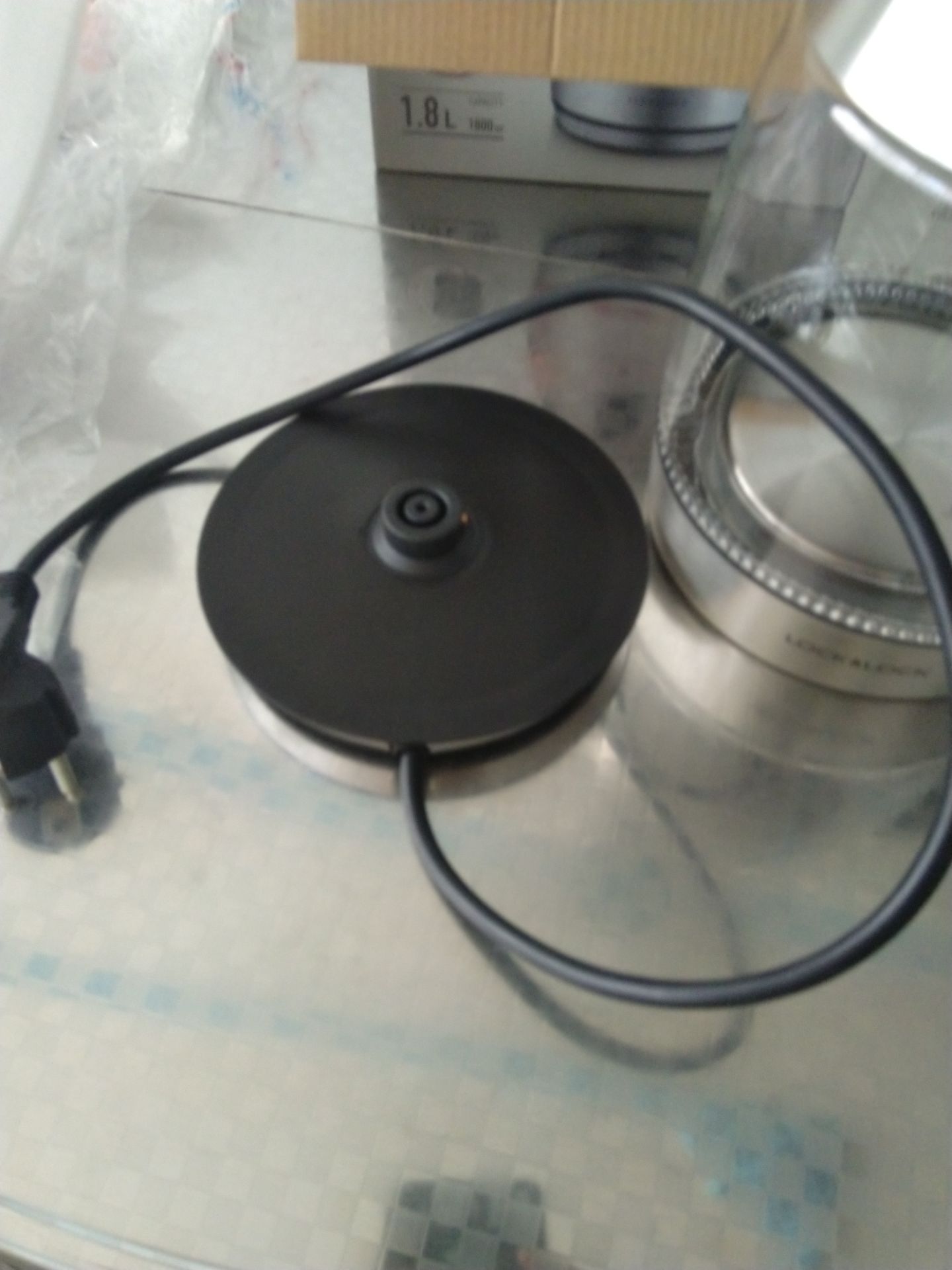 Vừa mới giao hàng. Lấy ra đun thử. Bấm nút thì nắp sẽ bật ra. Có điều chỉnh nhiệt độ. Led màu đỏ, đẹp. Vì là thủy tinh nên sẽ hơi nặng. Khi đun nóng thì chỉ còn phần màu đen là đụng vào được, những chỗ khác dễ gây phỏng, nên chú ý nếu nhà có trẻ nhỏ. Độ bền thì tạm thời chưa đánh giá được.