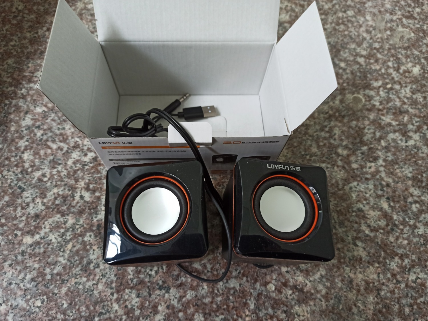 loa nghe rất tốt, loa bé rẻ mà chất lượng hơn hẳn kì vọng, mẫu mã giống hình, giao hàng nhanh, gói hàng cẩn thận chu đáo