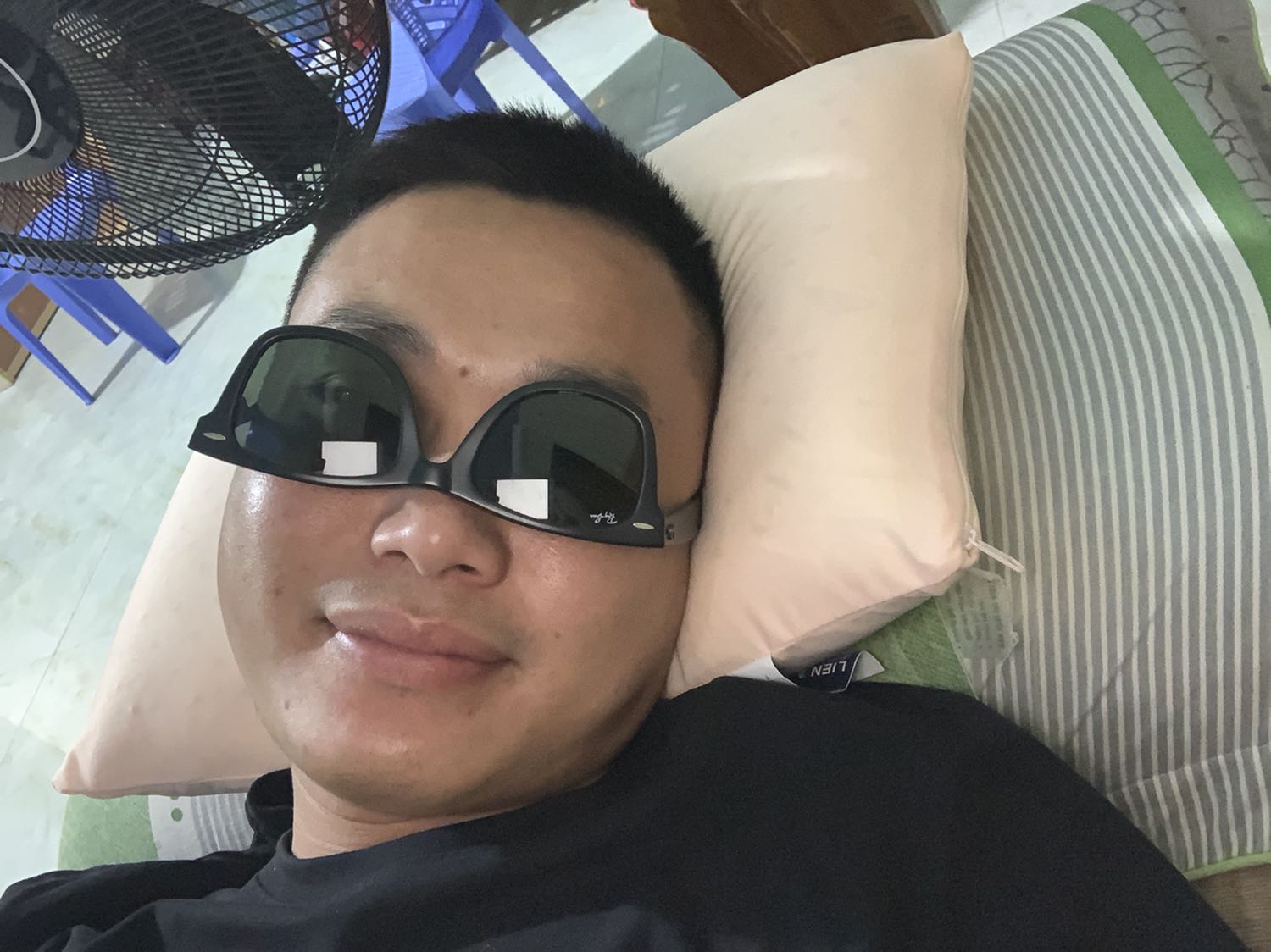 Gối đẹp hàng chuẩn. Dùng tầm 10 năm là hòng
Tôi đã mua loại liên á này 4-5 lần rồi nên biết. Có điều ko có miếng giấy của cty nào cả. Cái gối gấp đôi trong hộp. Ko giấy tờ bẽn lẽn như cô dâu trốn khỏi nhà chồng ngày mới cưới….