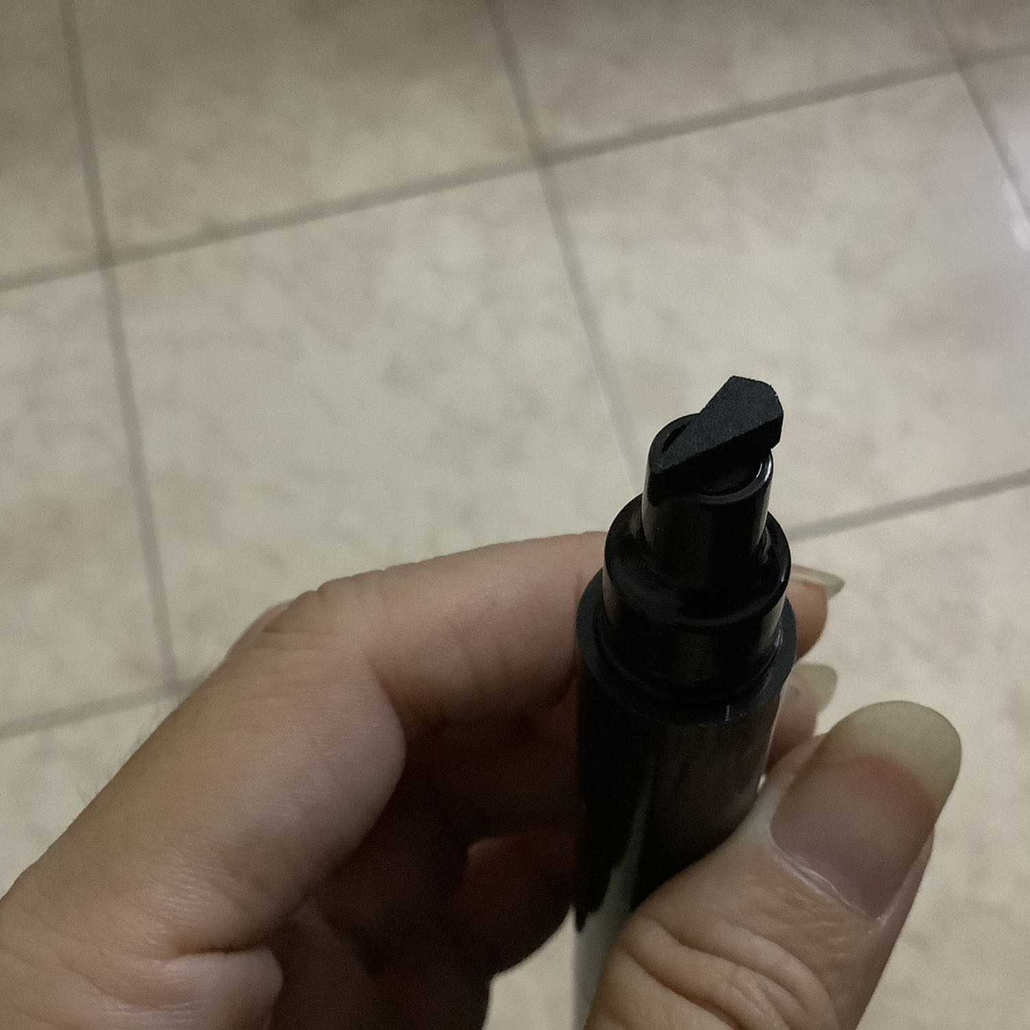 Nét mực đẹp, rõ nét nhưng đầu vẽ  hơi to, đầu in đuôi mắt thì rất to, nên nếu muốn lấy phần nhỏ thì rất dễ bị lem. nếu ai không thích trang điểm đậm thì không thích hợp mua loại này