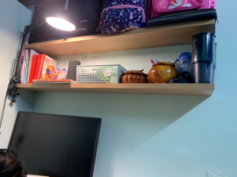 Kệ khá chắc chắn, tuy nhiên con vít bắc âm vào kệ gỗ và tường hơi ngắn. Với giá này shop nên cung cấp bộ chân vít to và dài hơn xíu nữa là ok lắm luôn.
Tóm lại là khá hài lòng bộ sản phẩm này.