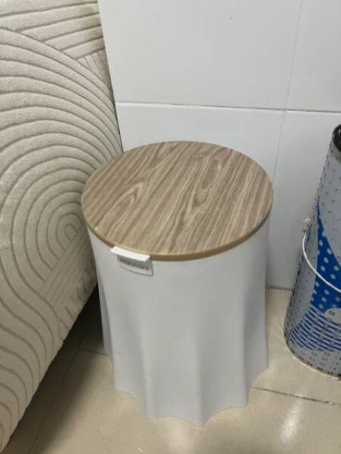 Nắp kín, nhựa nguyên sinh nên mới lắm, không có mùi gì cả. Màu đẹp, hoạ tiết sắc nét, trông cũng ra gì phết. Nút bấm mượt mà, không bị mắc. Giống mô tả của shop. Có lẫy gạt để giữ túi rác không bị tụt. Có thể tách phần vỏ ngoài và phần xô đựng rác bên trong, thuận tiện trong quá trình vệ sinh, cọ rửa. Thanks Tiki và Seller đã giúp người tiêu dùng có thế tiếp cận tới những sản phẩm chất lượng