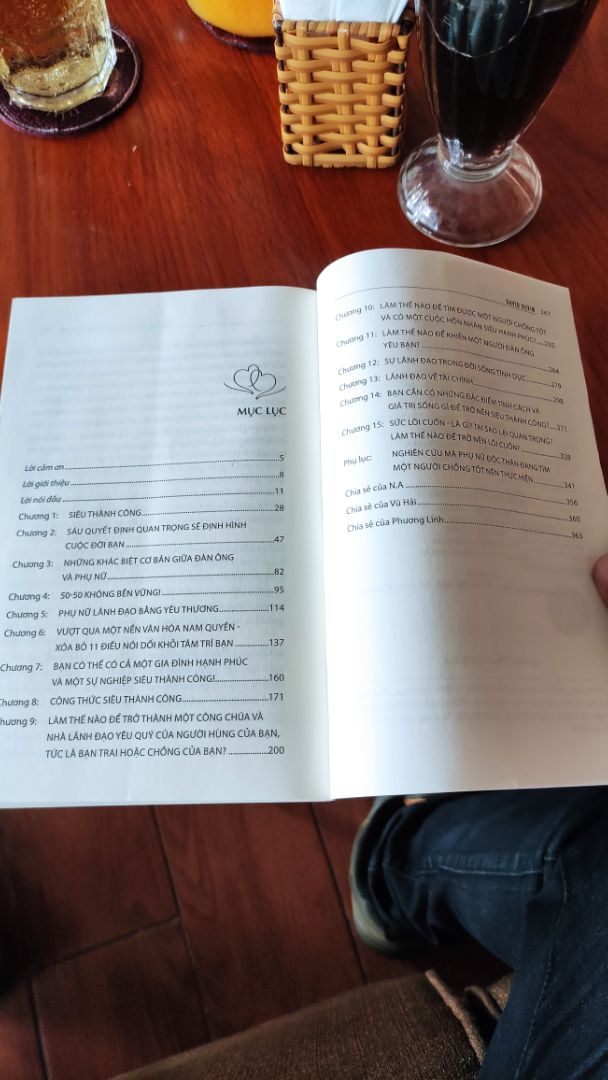 Sách hay nên đọc.
"Tôi không muốn lấy một người phụ nữ quản gia. Tôi muốn lấy một người phụ nữ bình thường để trở thành người phi thường. Tôi đủ đẳng cấp để trợ giúp người bạn đời của mình khai thác tiềm năng để trở thành một nhà lãnh đạo trong gia đình và ngoài xã hội. Tôi sẽ chờ người ấy xuất hiện, hữu duyên nhất định sẽ gặp !