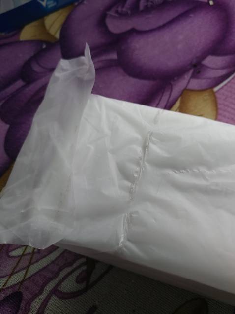 Vừa rồi mua một sản phẩm Sạc dự phòng Xiaomi Redmi có vấn đề bên ngoài, do bận công việc nên hai hôm sau mới mở hộp ra xem thì kiểm tra là hàng cũ, liên hệ Tiki thì bảo quá 48h không cho đổi, thật quá bất tiện. Bên ngoài tem hộp sản phẩm đã bị bóc, có rất nhiều vết trầy xước, bẩn và dính cả dấu vân tay của người nào đó đã sử dụng. Hơn nữa túi ni lông có dán keo đã bị bóc ra nhìn rất tệ và phần seal bảo quản các cổng kết nối đã bị gỡ đi đâu mất không có trong sản phẩm. Chưa kể hàng đã bị trễ mất mấy ngày mà không nhận được thông báo nào từ phía Tiki hay đơn vị vận chuyển. Mình rất tin tưởng Tikitrading, đơn hàng trước mình đặt mua đến 03 sản phẩm như vậy của Tikitrading nhưng tất cả đều mới, có tem ngoài, còn seal bảo quản đầu cắm, túi ni lông dán còn nguyên keo trong pin chuẩn hàng mới 100%, lần này thì cảm nhận quá hụt hẫng và thất vọng vì hàng như đã sử dụng hoặc là hàng đổi trả.