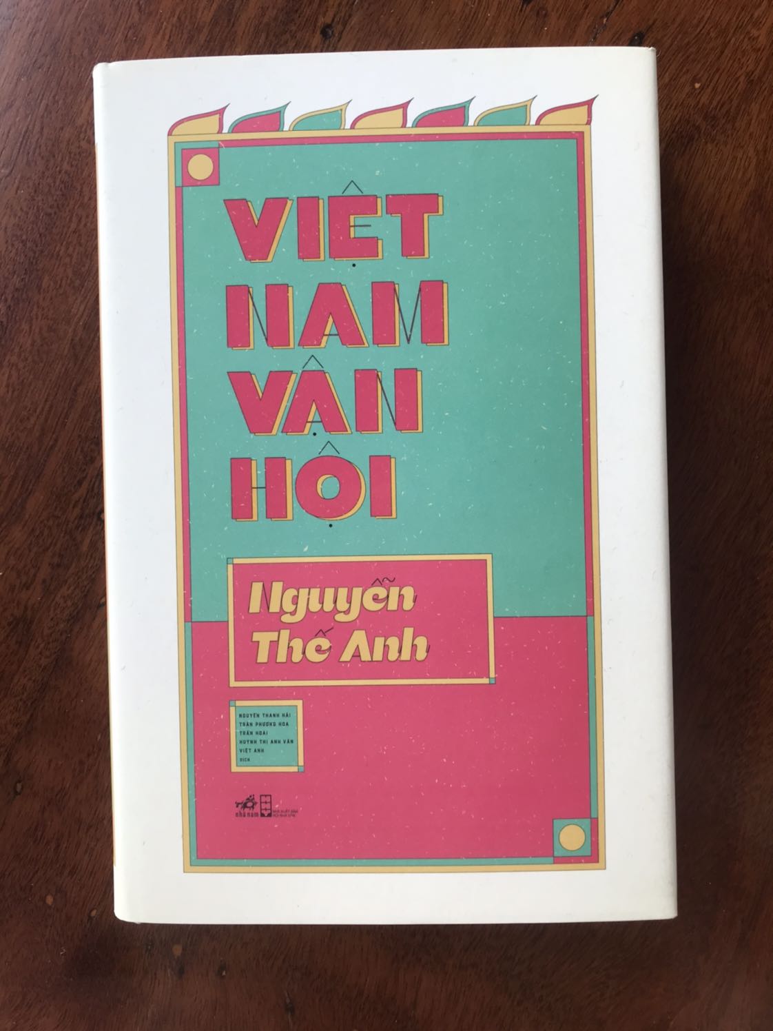 Mình đặt sách vào ngày 17/02, đến hôm nay là 18/02 là đã nhận được sách rồi. Sách rất đẹp nhưng do khâu đóng gói của Tiki chưa được cẩn thận, nên trong quá trình vận chuyển sách bị một vài vết xước nhỏ.
Rõ ràng trong đơn hàng Tiki có thông báo mình sẽ nhận được coupon lì xì đầu năm, nhưng khi mình mở hộp ra để xem thì lại không thấy có bất cứ coupon nào nên mình cũng không hài lòng.