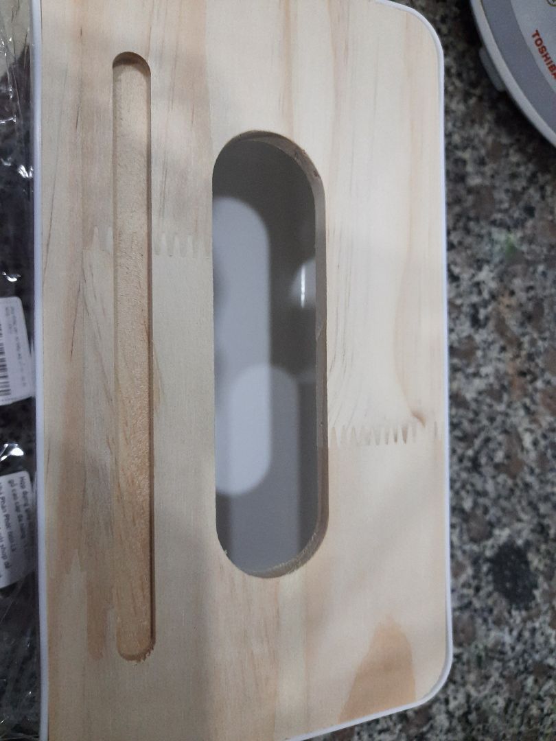 Sản phẩm dù rẻ hơn cũng không nên mua.
- Gia công sơ xài, gỗ ko dc mài nhẵn
- Nắp ko khít với kích thước hộp
- Hoàn toàn ko thể gác được điện thoại