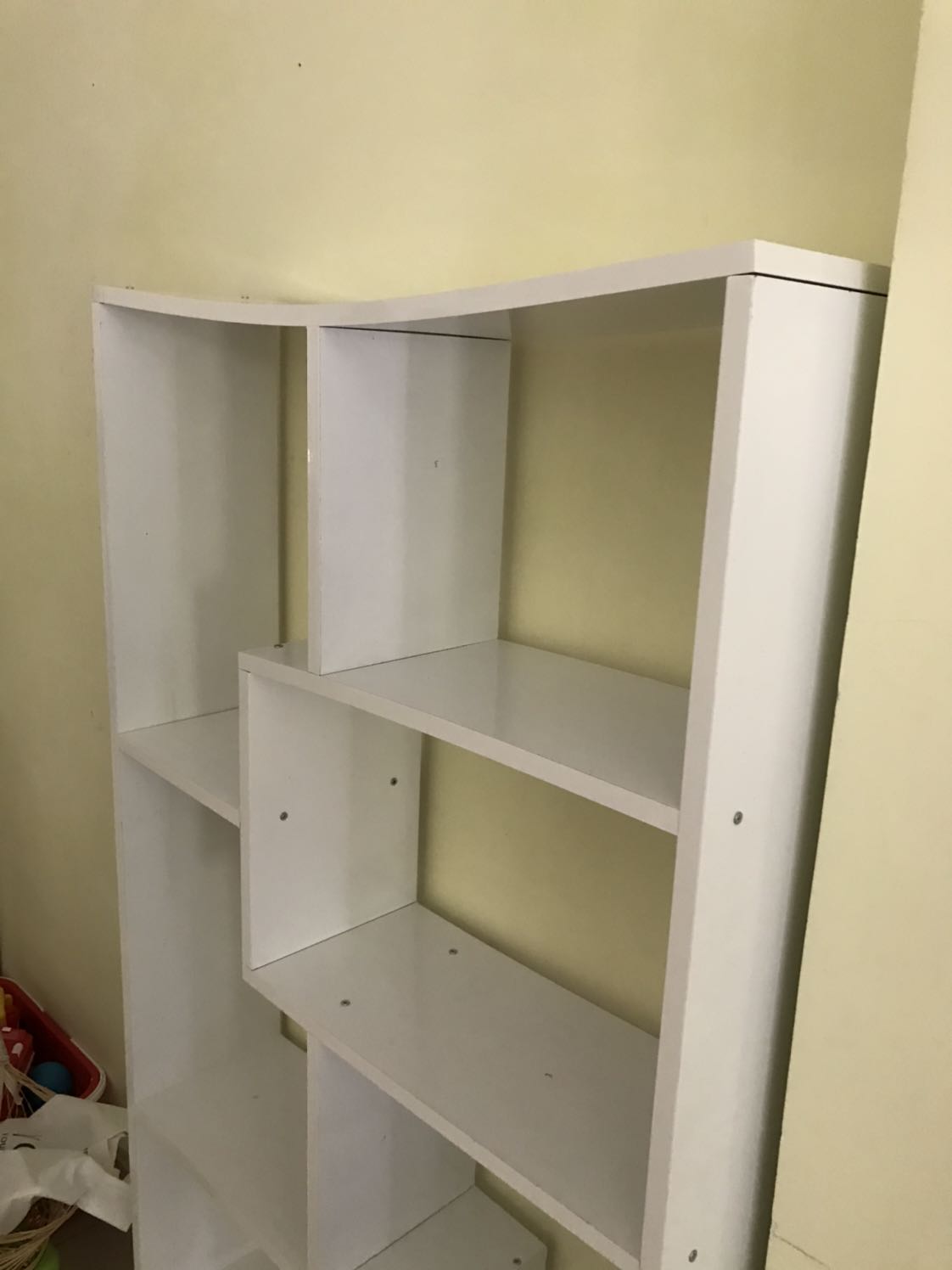 Mình đã nhận. Nhân viên giao hàng thì rất nhiệt tình. Sản phẩm đóng gói cẩn thận. 
Tuy nhiên sau khi ráp xong thì mình phát hiện mảnh số 3 và 14 bị ngắn làm mảnh 1 và 15 bị níu và cong oằn lại. Mình liên lạc bên người giao hàng thì họ bảo sẽ đổi hàng cho mình, nhưng phải đợi hết dịch họ mới làm lại. Sợ quá ngày đổi trả nên mình liên lạc tiki nhưng thấy tiki phản hồi có vẻ chậm, e*** bảo sẽ giải quyết trong vòng 24h kể từ lúc nhận *** nhưng hơn 24h vẫn chưa thấy, gọi trực tiếp thì nhân viên tư vấn bảo họ vừa gọi trùng với lúc mình bấm số gọi tổng đài tiki, rồi bảo mình cầm máy đợi. Rồi cầm máy đợi cả buổi tối không thấy gọi đâu. Tất nhiên biết có thể nhân viên các bạn nhiều việc, nhưng chúng tôi mua hàng qua mạng mà sản phẩm có lỗi gì đó thì chúng tôi cũng rất nóng ruột vì sợ mình bỏ tiền ra mà lại mua về một sản phẩm không dùng được. Mong tiki sớm giải quyết cho tôi!