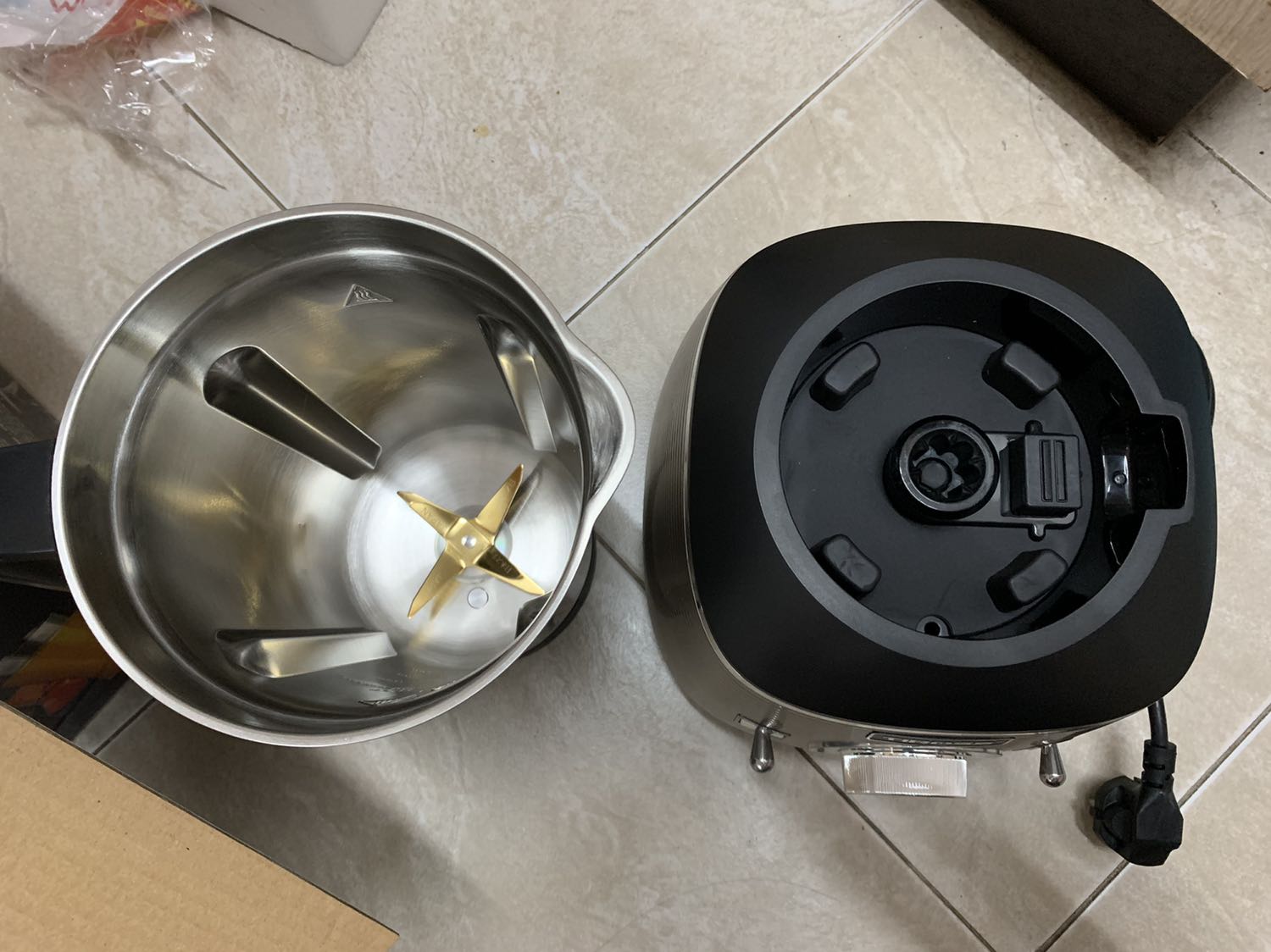 Hàng đóng gói chắc chắn, máy hoàn thiện tốt. Xay sữa đậu nành ngon, máy không bị rung lắc trong quá trình xay. Xay 5p cuối thì hơi ồn tí nhưng vẫn Ok