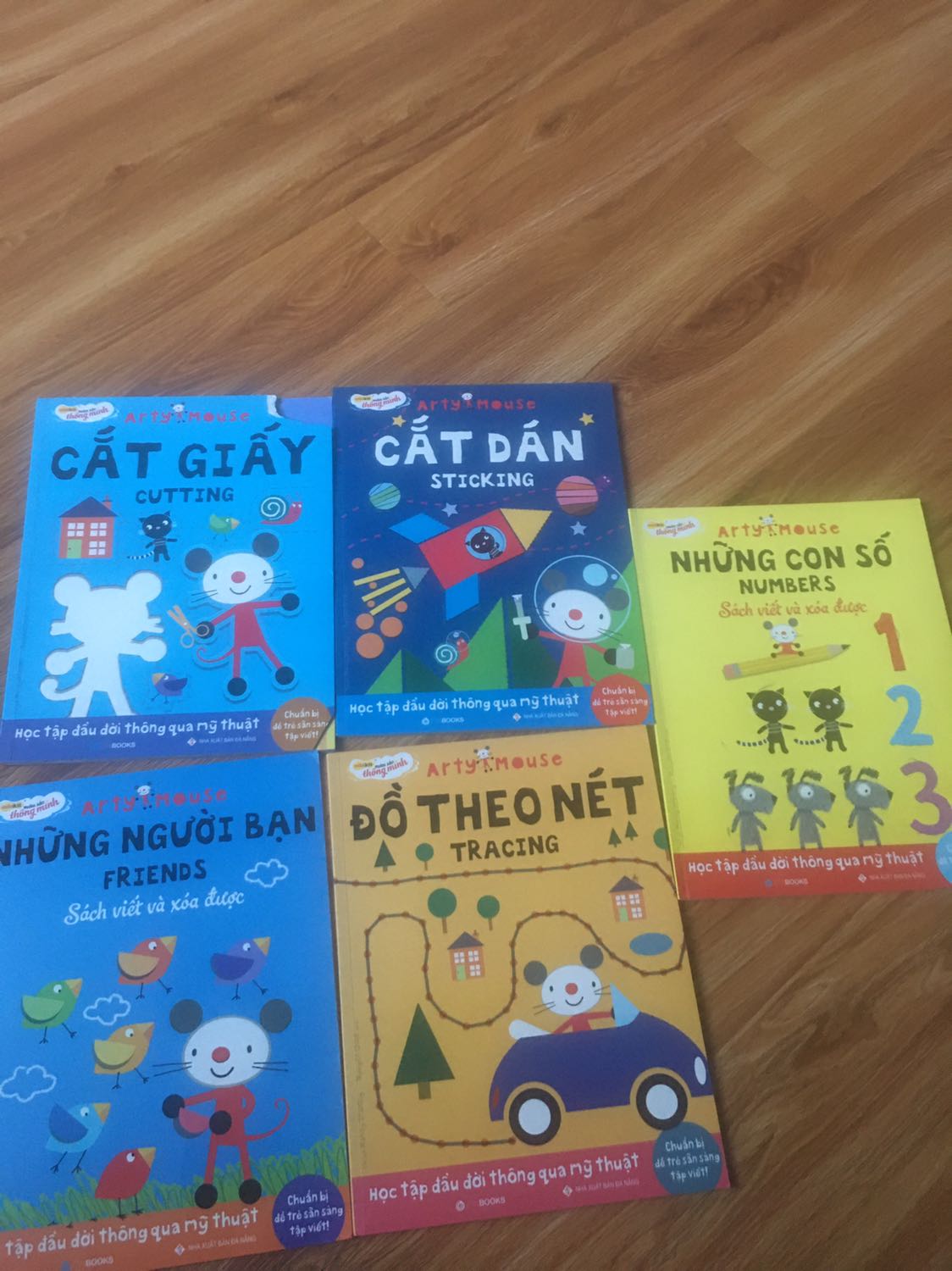 Sách thiết kế đẹp, bé nhà mình rất thích. Nhưng bìa sách ghi có bút kèm theo mà mình không thấy. Sách cắt giấy thiết kế 2 mặt đều có hoạt động nên khi cắt bị mất sản phẩm :(