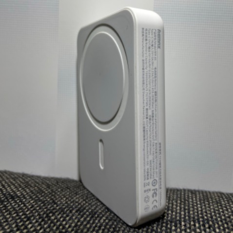 Sạc chậm = Ít nóng
Sạc nhanh = Nóng máy
Ở đây có sạc nhanh
Ưu điểm: Gọn, Tiện (Magsafe, Type C, Sạc nhanh)
Nhược: Vỏ nhựa, Sạc nhanh = Nóng