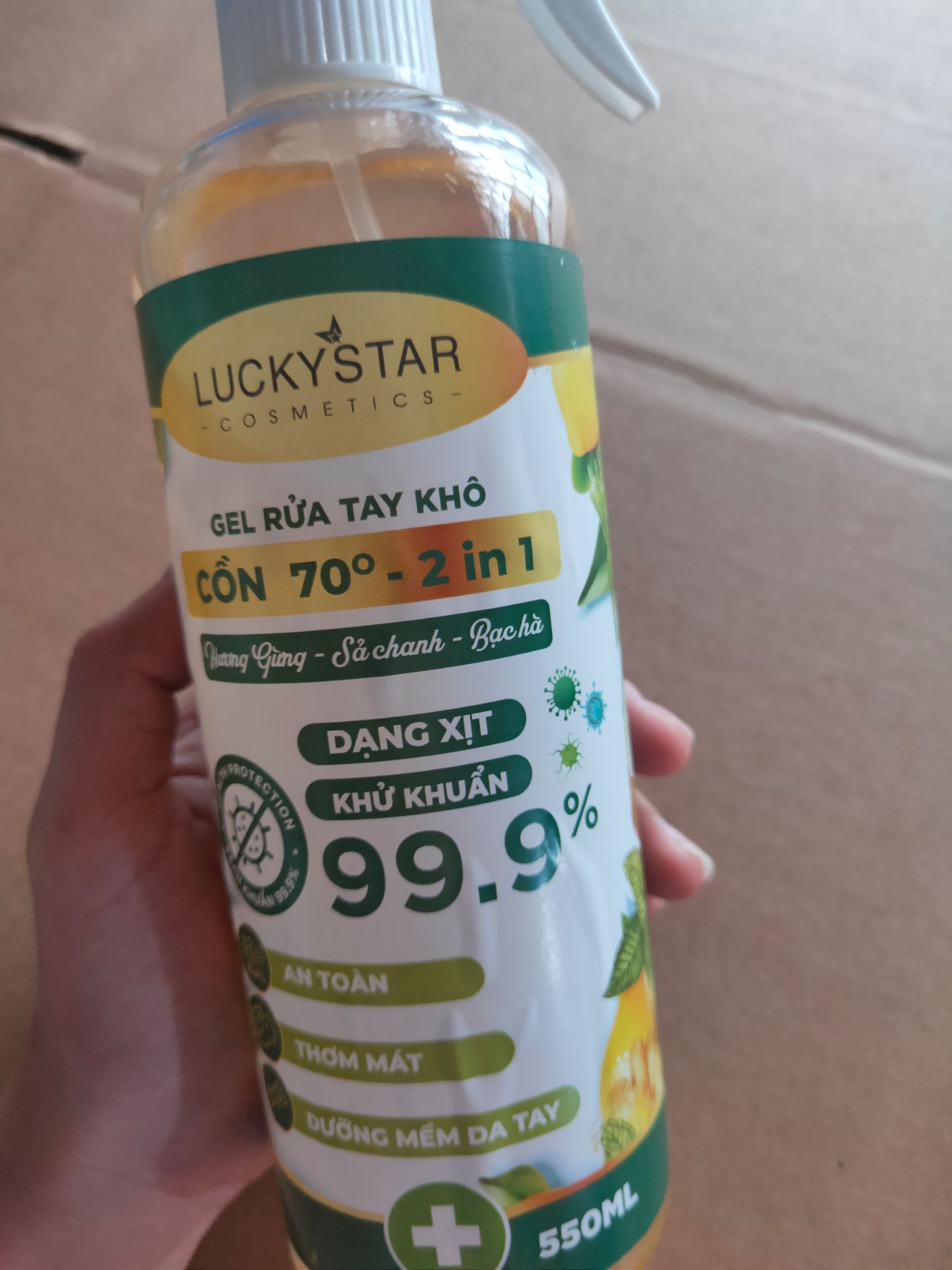 Giao hàng nhanh, đóng gói cẩn thận. Mình check thấy chính hãng, sử dụng tốt sẽ quay lại ủng hộ, shop tư vấn tận tình lắm nha. Quà tặng kèm chai xịt to đùng luôn🥳🥳🥳