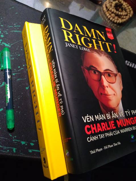 Nếu bạn thích sự thông tuệ của cụ Charlie người định hình nên phong cách của Berkshire Hathaway và lôi cụ Buffett thoát khỏi các phi vụ tìm kiếm "điếu xì gà hút dở". Quyển sách mở ra những bí mật của một huyền thoại, những suy nghĩ và tính cách con người của ông. Mình thích vụ cụ Charlie bỏ số lùi cho thuyền câu và hậu quả là mọi người bị chìm xuống hồ. Điều ngạc nhiên là cụ Buffett không quát vào mặt cụ Charlie dù cả hội suýt chết. Haha. Bạn bè thì luôn hiểu nhau? ?