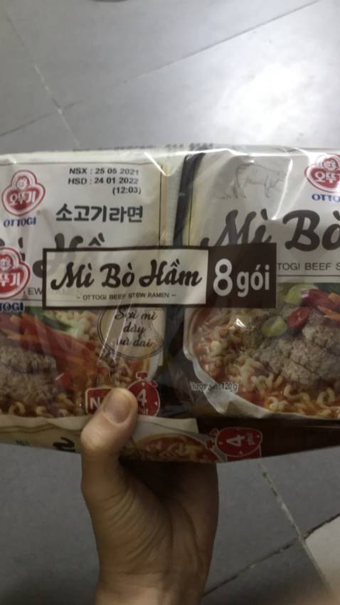 tôi đặt mua dầu mè ottogi mà lại giao hàng là 1 lốc mì bò hầm ottogi, ngỡ ngàng luôn ko hiểu bên bán bị làm sao nữa, hàng đã nhận thì tôi để sử dụng luôn vậy, chứ dịch giã vầy tôi cũng ngại đổi trả, nhưng phải phản ánh để bên shop buôn bán chú tâm giúp, mình sẽ đi mua dầu mè chỗ khác vậy