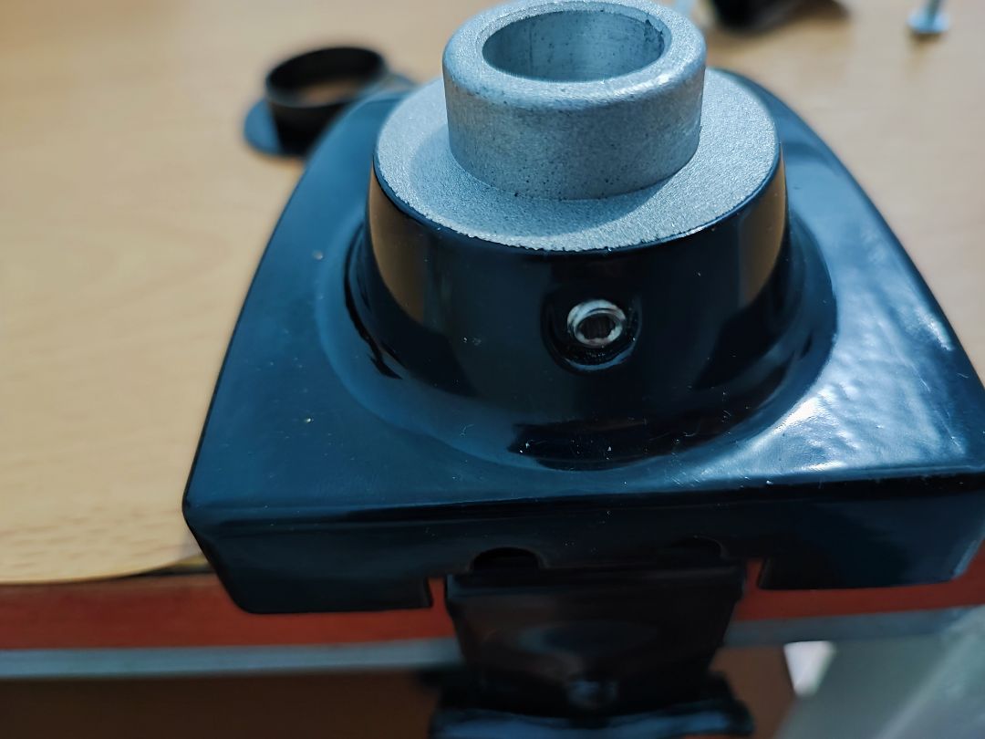 Ốc siết giữ chân arm không siết vào được. nhưng thôi, rẻ hơn chỗ khác thì nó thế