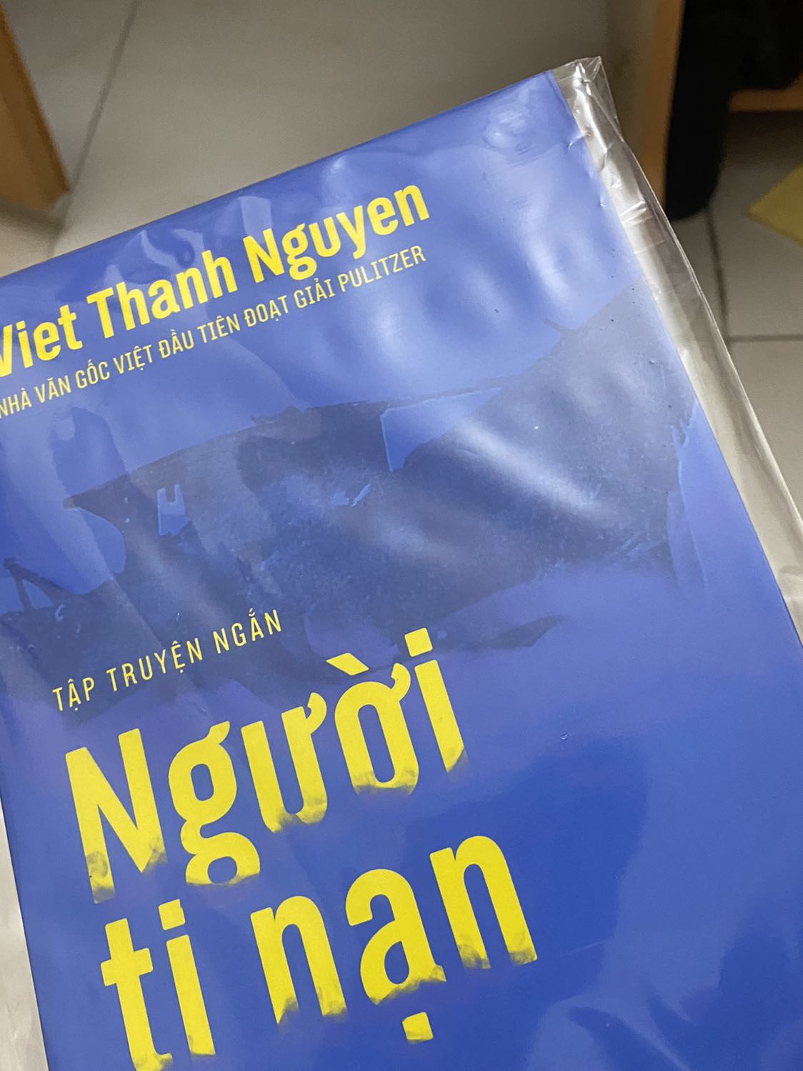 Sách mới, có bọc một lớp nilong ở ngoài, đơn hàng lần này Tiki xử lý rất chu đáo. Đặt 3 ngày thì nhận được sách, mình nghĩ trong tình hình dịch bệnh hiện nay thì thời gian giao hàng như vầy là khá nhanh. Mình chưa đọc nội dung bên trong nhưng mình rất ấn tượng với chất liệu giấy của sách!