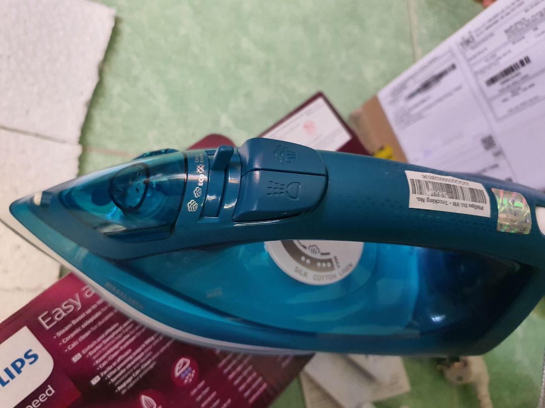 Đóng gói cẩn thận. Cầm không nặng tay, thoải mái. Nếu đổ nước quá vạch đã có, đèn bàn ủi nháy sáng 1 lần rồi tắt. Trường hợp này chỉ cần lấy bớt nước ra, đúng vạch định sẵn thì bàn ủi hoagj động bình thường. Tài liệu hướng dẫn thì nhiều nhưng cụ thể về từng chức năng thì không nói rõ. Có phiếu bảo hành 2 năm kèm theo.