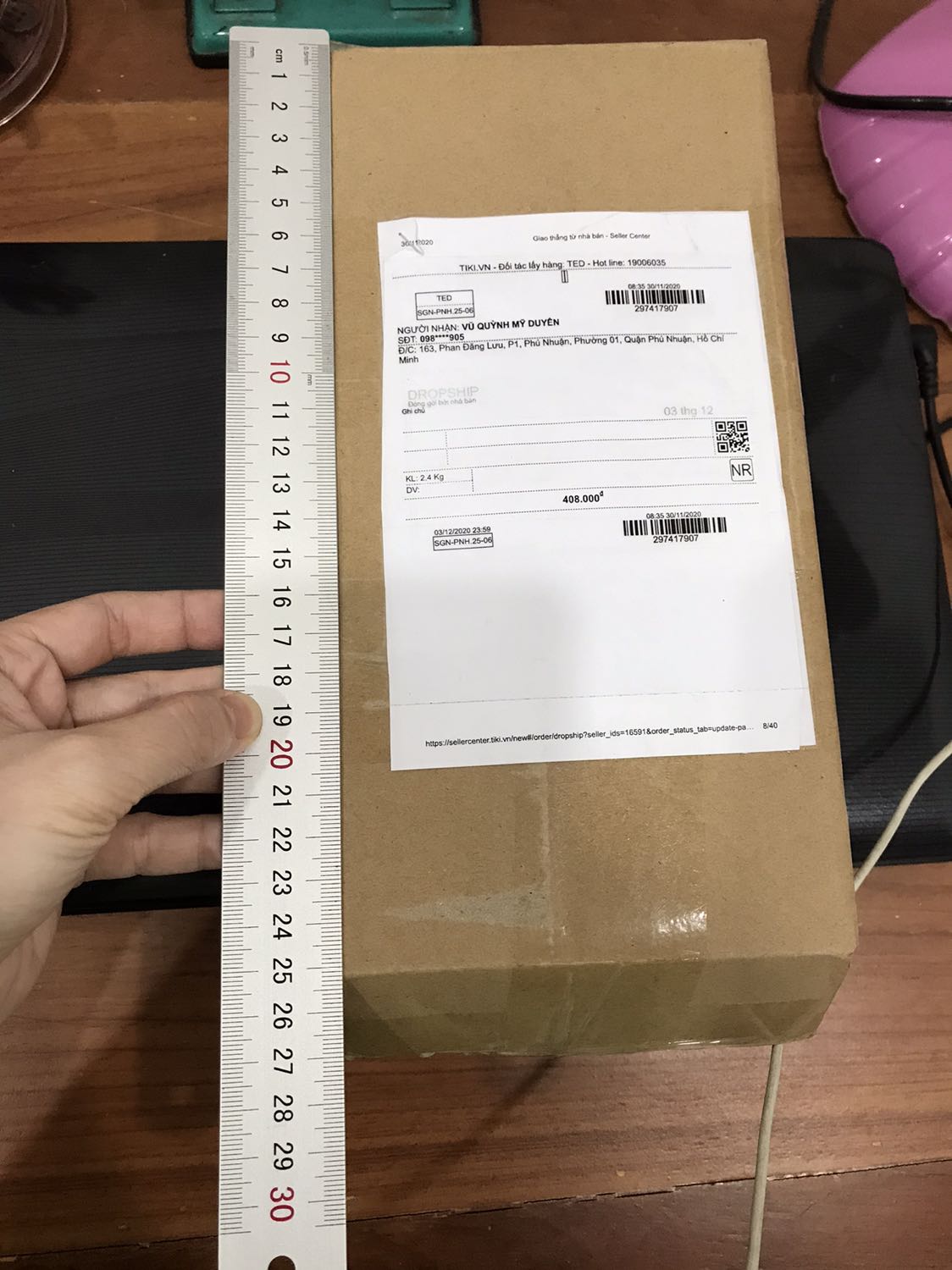 1 sao vì Tiki giao hàng nhanh, mặc dù mình đặt 3 chai sữa tắm Fay 5 nhưng mình chỉ nhận được 1 chai và được tính tiền 3 chai (408k)?. Trọng lượng của 1 chai chỉ 800ml, gói trong một hộp với kích thước như thế mà  bên ngoài hộp để 2.4kg (không hiểu nổi lun).
Vấn đề này mình đã phản ánh riêng với Cửa hàng NGỌC LAN từ khoảng giữa tháng 12, shop đã đồng ý gửi bù 2 chai còn thiếu thay vì hoàn lại tiền 2 chai, sang năm 2021 rồi mình vẫn chưa nhận được hàng, mình có hỏi lại, bên cửa hàng nói là do nhà vận chuyển bị lỗi gì đó nên chưa giao hàng được. 
Mình mua hàng trên tiki rất nhiều lần, đây là lần đầu gặp tình trạng như vậy.