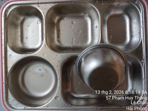 Một số chỗ hút nam châm nhẹ. Có phản ứng nhẹ với muối biển sau 6 tiếng và phản ứng rõ ở chỗ đựng bát inox nhỏ trong khay. Chưa kể, màu hộp cơm 4 tầng - màu xanh tôi chưa ưng lắm! Tạm ổn!