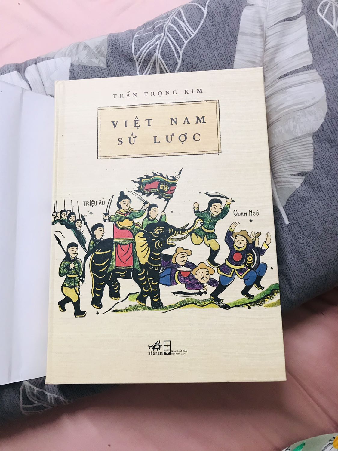 Đợt này giao hàng nhanh, sản phẩm nhận được k bị lỗi gì cả, còn về giá trị của cuốn sách thì không cần phải đánh giá rồi ạ! Mua được giá sale, cuốn sách to đùng luôn ấy